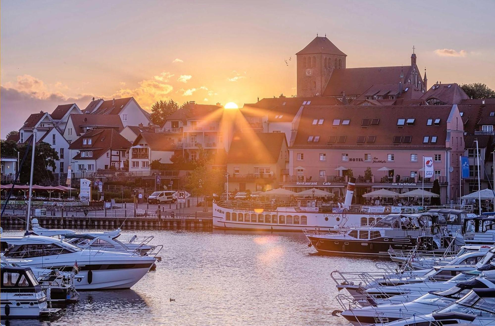 Mueritz Utkiek - Apartment Mit Seeblick & Balkon In Der Hafenresidenz Waren  Exterior foto